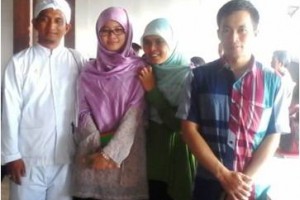 Remaja Muslim berfoto bersama seusai menghadiri perayaan Natal.